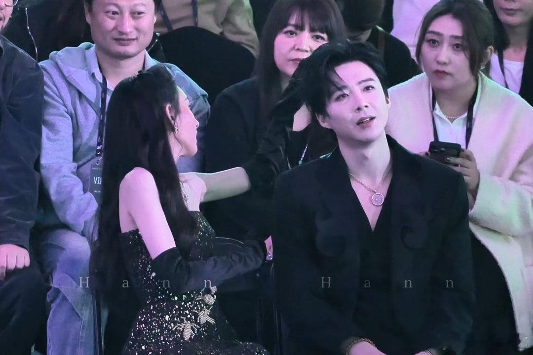 宋祖儿帮刘宇宁整理头发 谁说折腰夫妇不熟的？整理头发的亲昵举动，直接证明两人关系