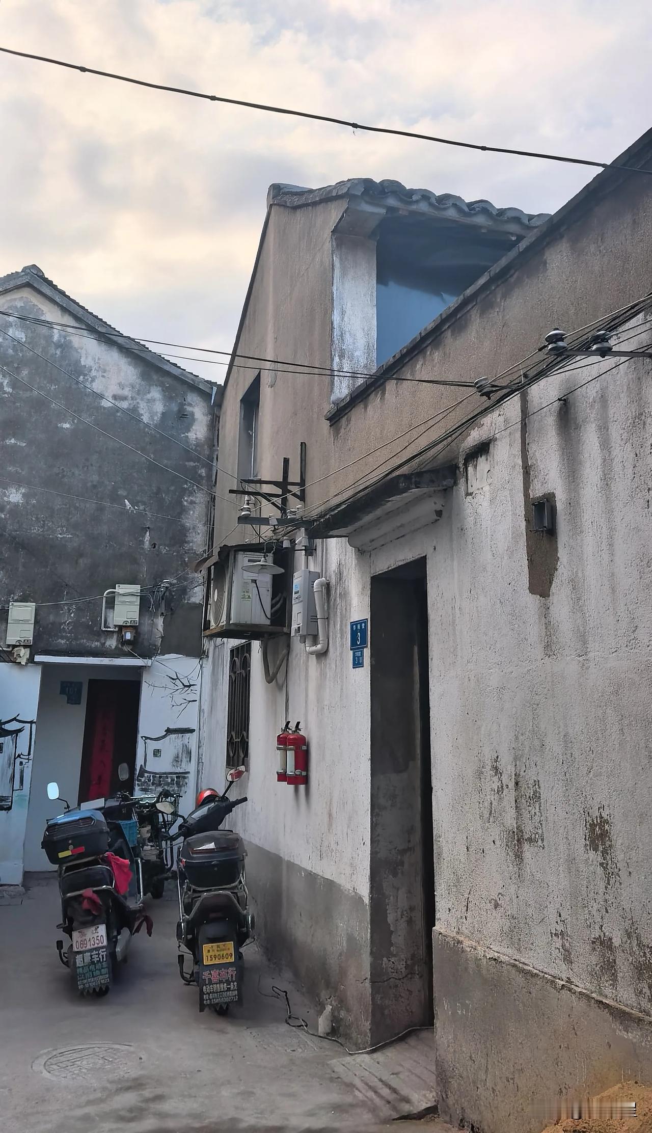 （原创）古镇·卖力
亲戚在古镇有幢旧楼，久未住人，已梁斜檐歪，为防倒塌，请了古镇