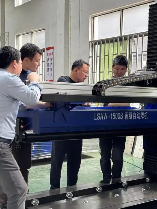 原来哈萨克斯坦人跟中国人长得一样啊！今天有一队哈萨克斯坦的客户来我厂参观，我们厂