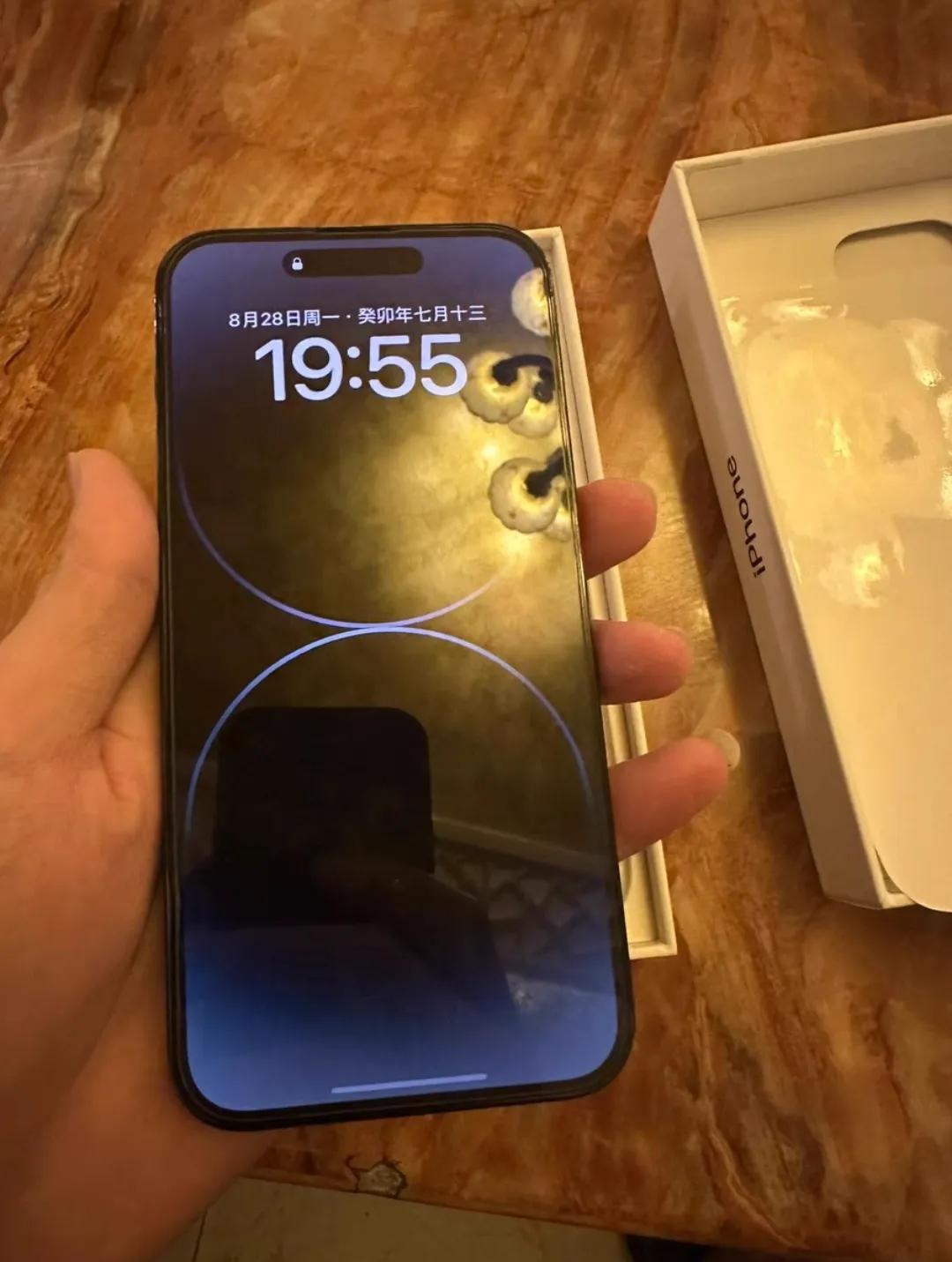 假如你打算8，9k买一个手机，相信大部分的人都会选择苹果，一少部分人会顺带去瞅瞅