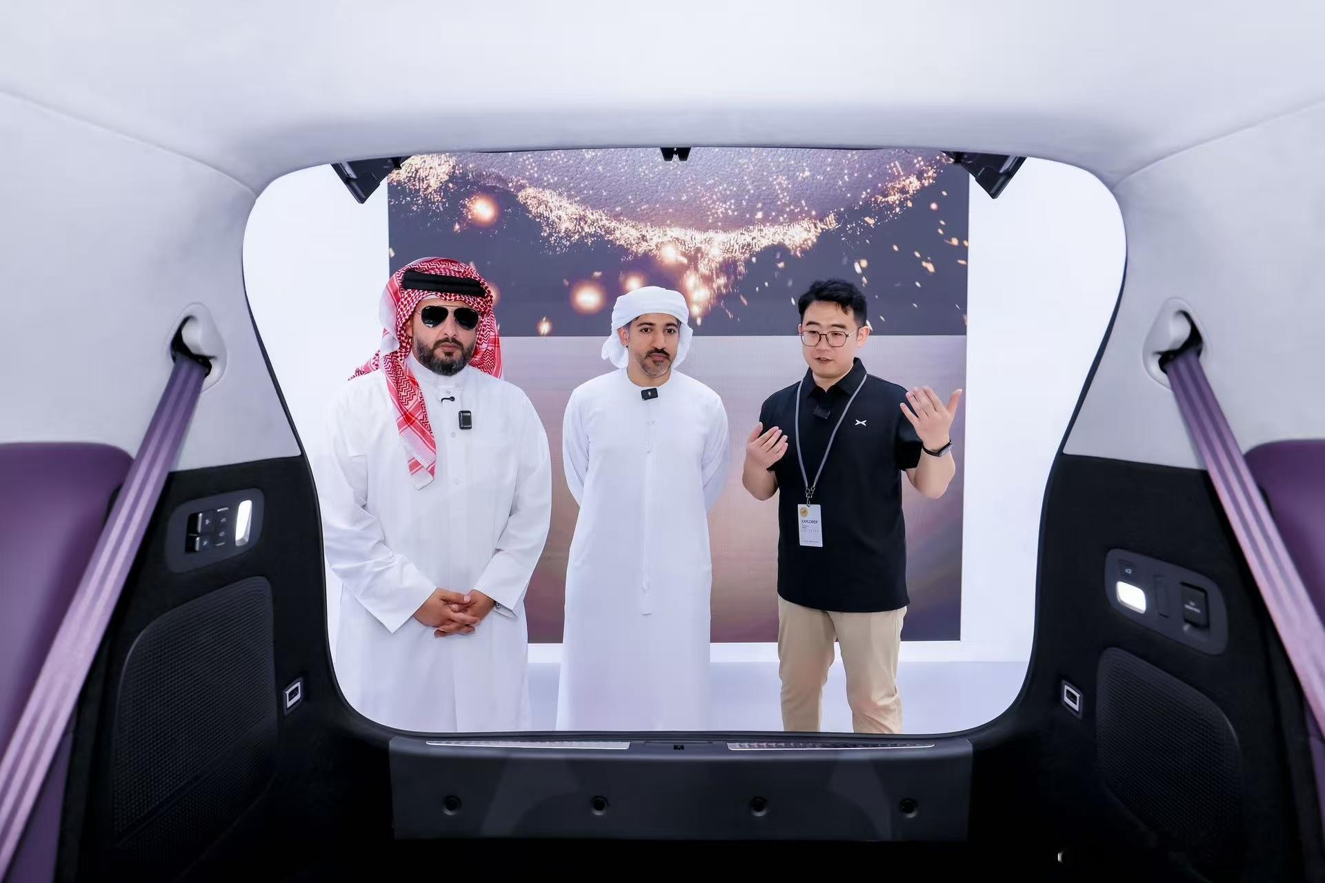 卡塔尔百万博主被小鹏GX隐私玻璃圈粉  4月24日北京车展首日，小鹏GX黑科技-