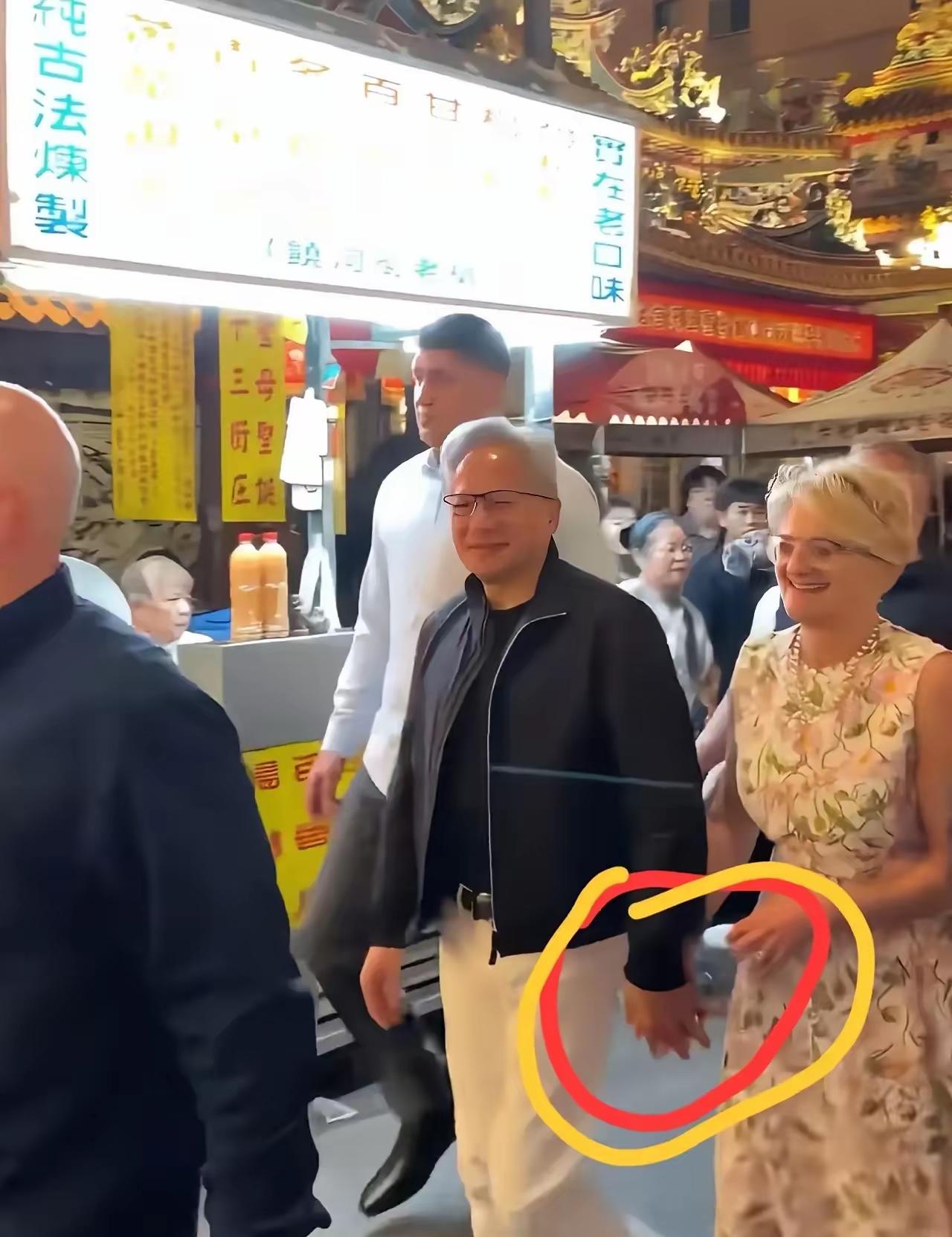 黄仁勋和妻子回台湾认亲，30度的天气黄仁勋依然是夹克衫，两人十指紧扣，形成极大的