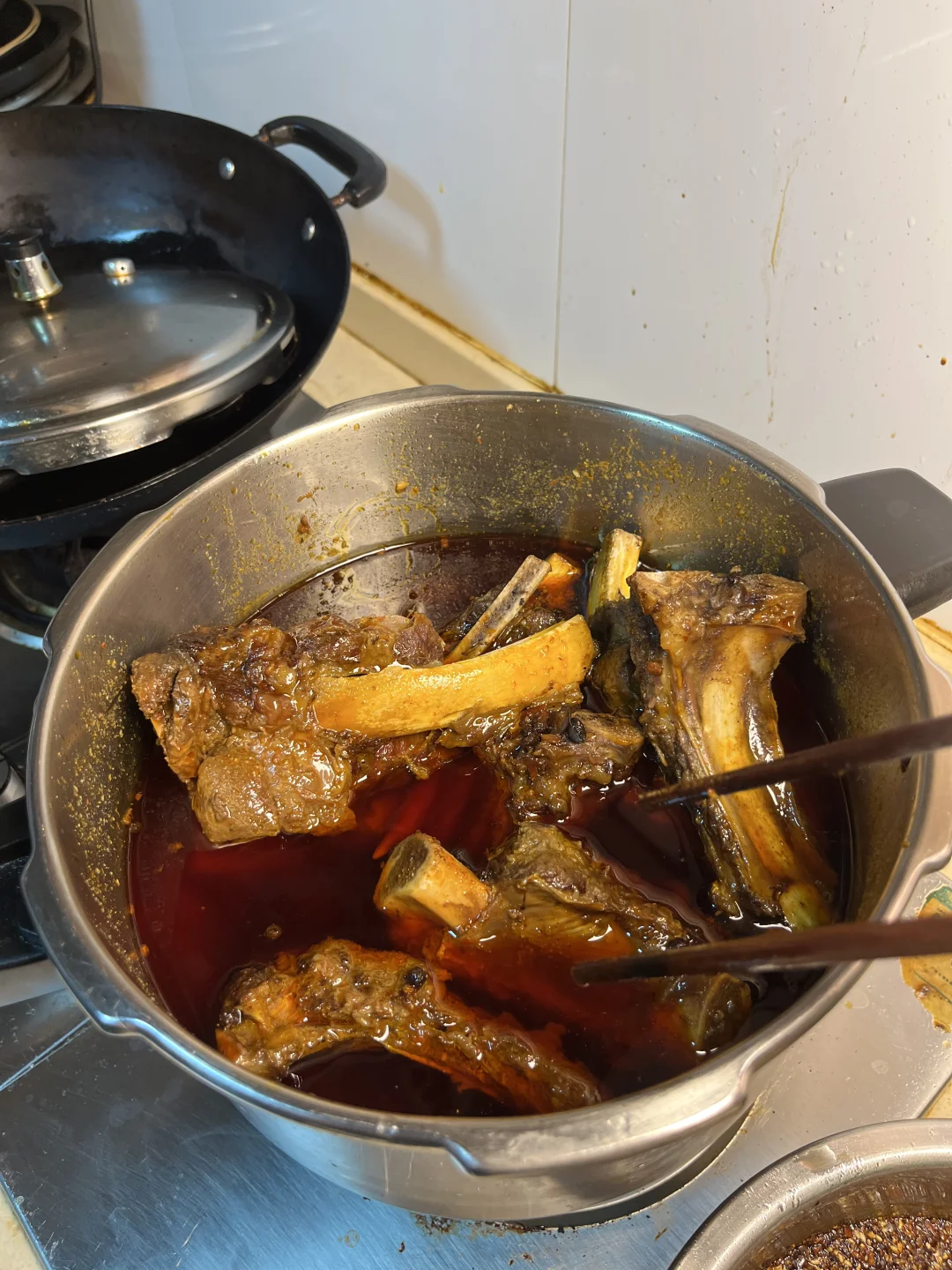 草原牧民手把牛肋排