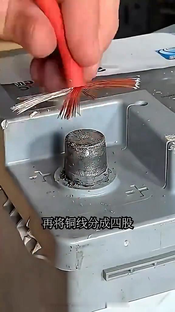 知道这些技巧的人肯定是个天才。
·没有卡箍如何连接电瓶？先切下塑料瓶头部，将线皮