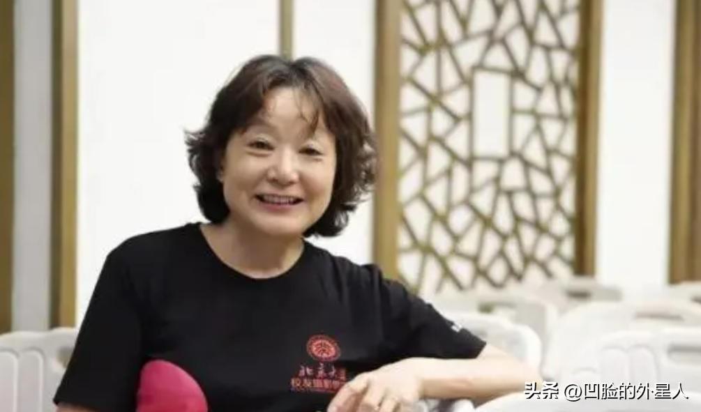 77年恢复高考第1位女状元，语文差1分到满分，49年过去了她过得怎样？这个女孩叫