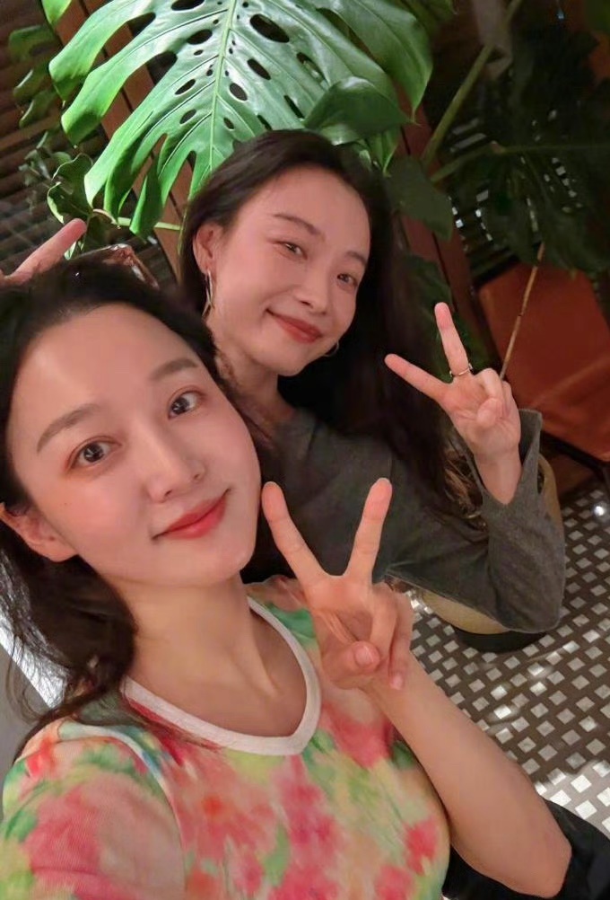 娱乐[超话]倪妮夏露素颜聚餐倪妮马龙老婆聚餐合照 ​倪妮夏露聚餐合照 ​​​