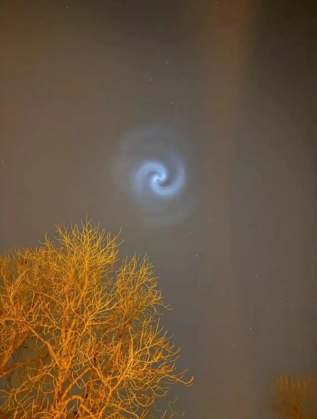 国外一位网友拍到的，形状有点特别，这是极光吗？