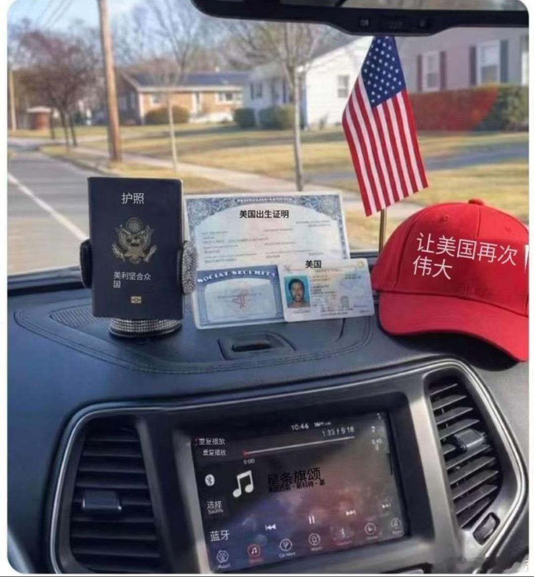 这是美国老百姓上班的标配，因为移民特工已经袭击了，因为一位女作家，一名婴儿，四名