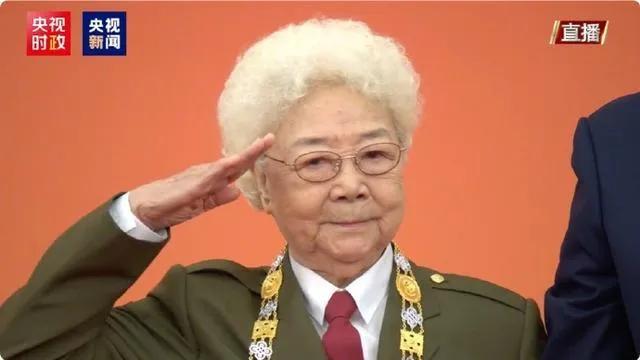 96岁高龄的田华，佩戴荣誉奖章，以庄严敬礼展现老艺术家的风骨与信仰，岁月悠悠映初