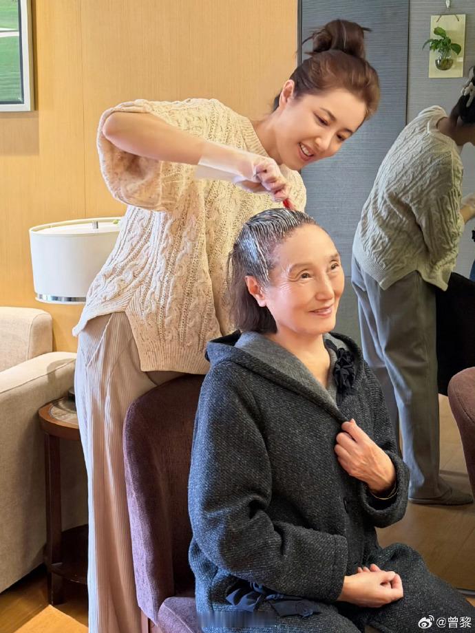 曾黎为76岁妈妈染发 76岁的妈妈有一颗爱美的心，曾黎就尽心满足，这份双向的奔赴