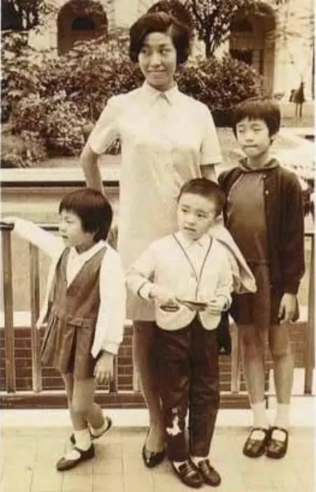 小时候的周星驰和星妈、星姐、星妹的一张合影！

当时，看周星驰也就五六岁的样子，