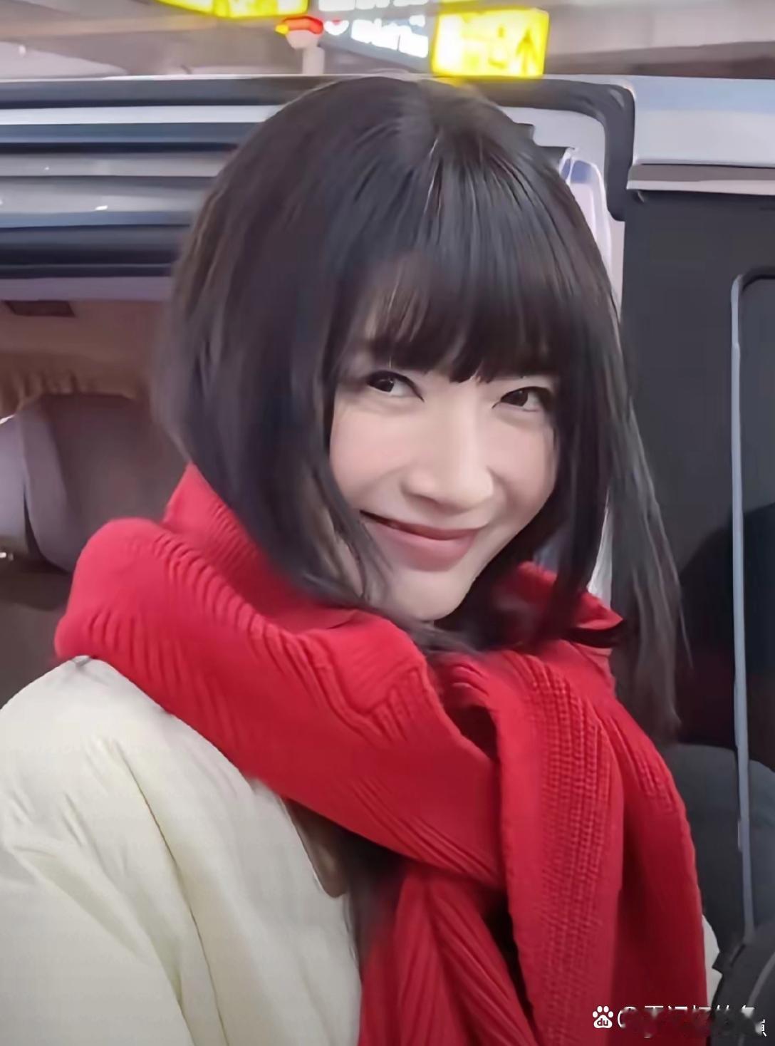 江疏影换发型解锁新状态，颜值回春更显年轻 