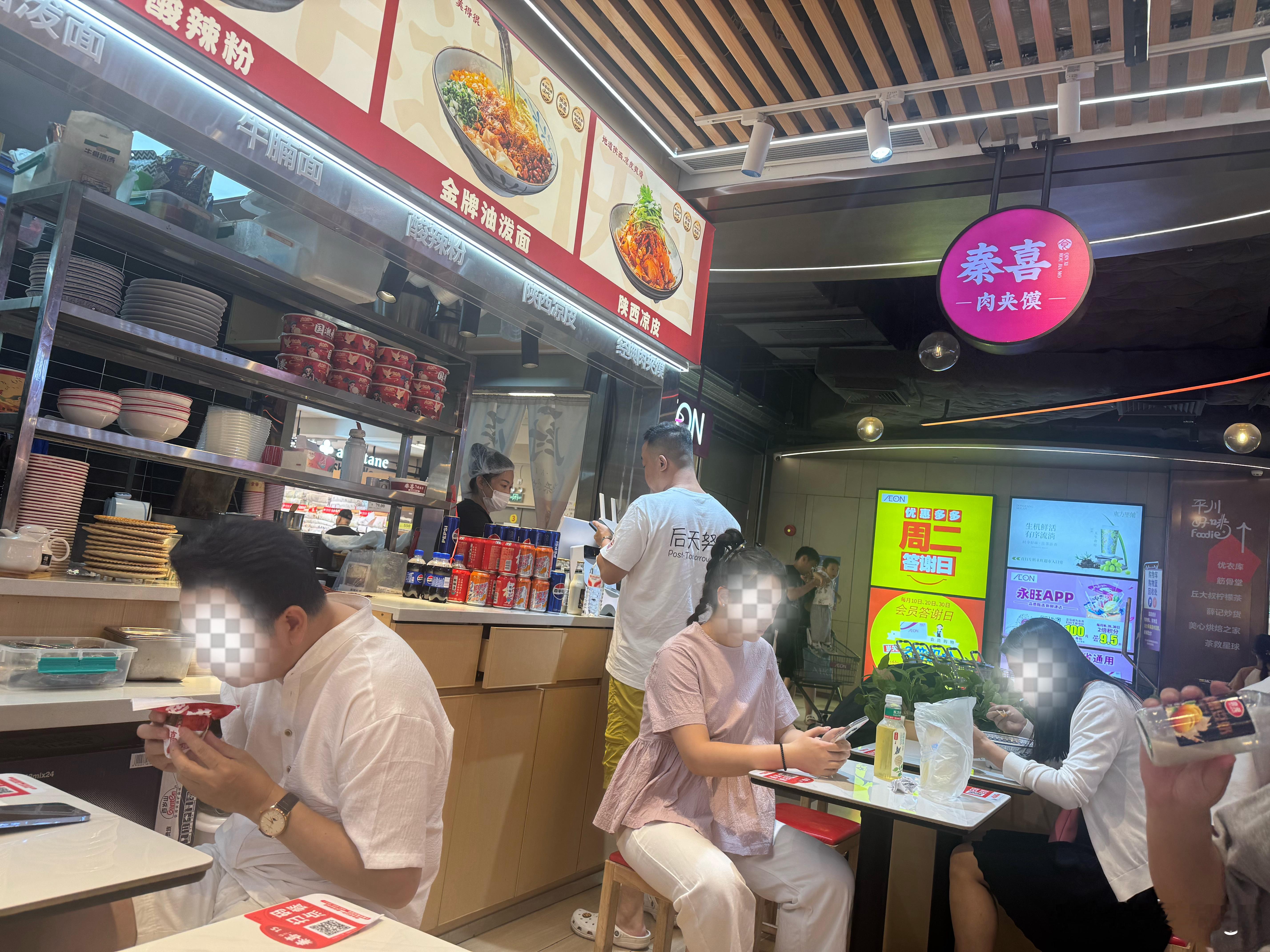 每次都是没什么人，但我一来，后面就很多人过来，老板娘很高兴，送我两颗卤蛋 小生意