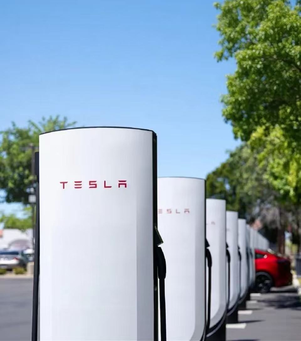 特斯拉 日前，特斯拉公布2026年第二季度充电成绩单。数据显示，特斯拉全球超充桩