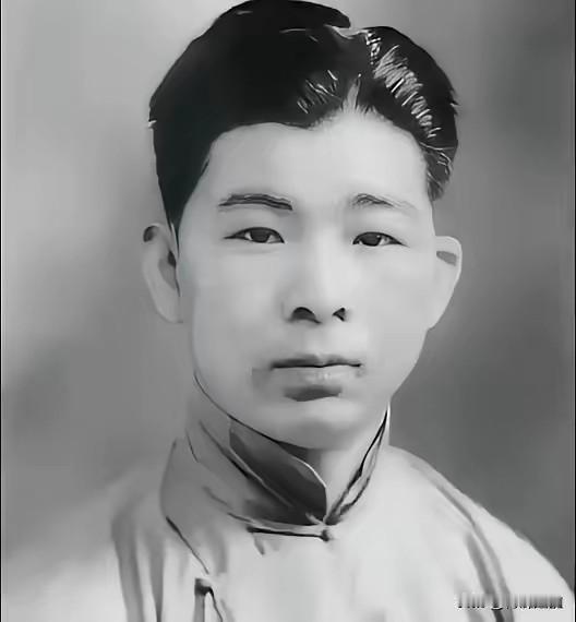 1940年，熟睡中的冯运修，突然感觉不对劲，好像是日军包围他家了。他从枕头下摸出