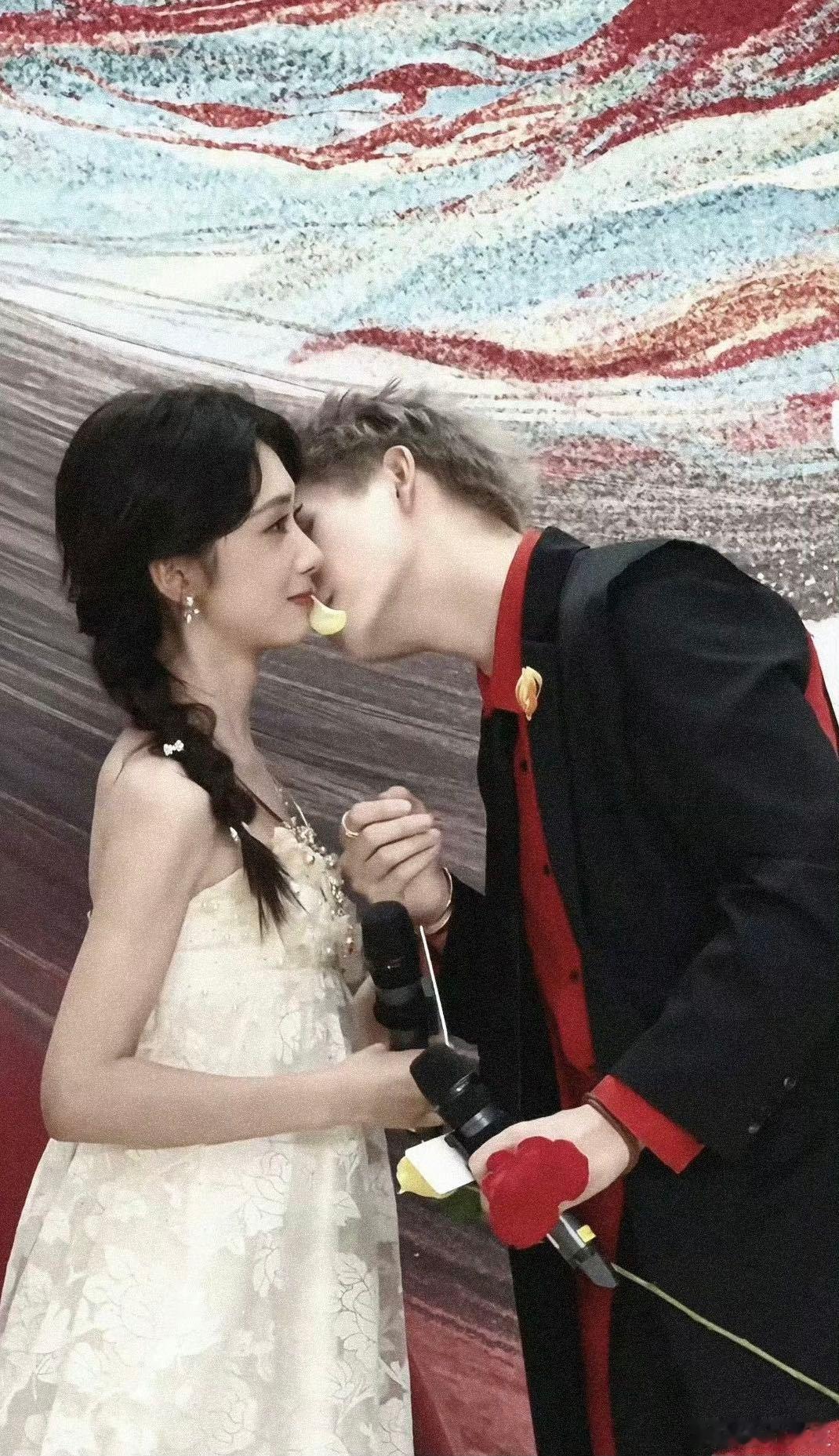 王影璐回复陈飞宇 王影璐醒来第一眼就看到陈飞宇的祝福，光是想想那画面就觉得幸福感