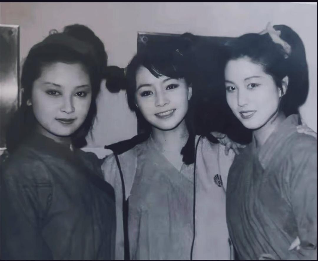 中间美女是不是最漂亮？大家看看她是谁！