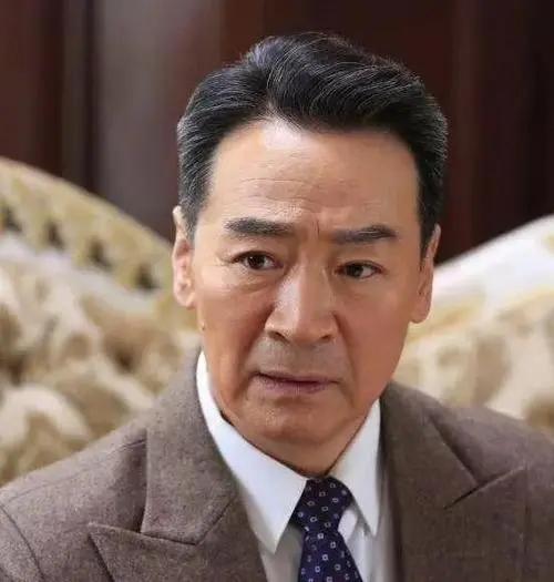 [微风]2003年，49岁的寇振海向演员李婷表白，李婷拒绝的说：寇老师，你比我大