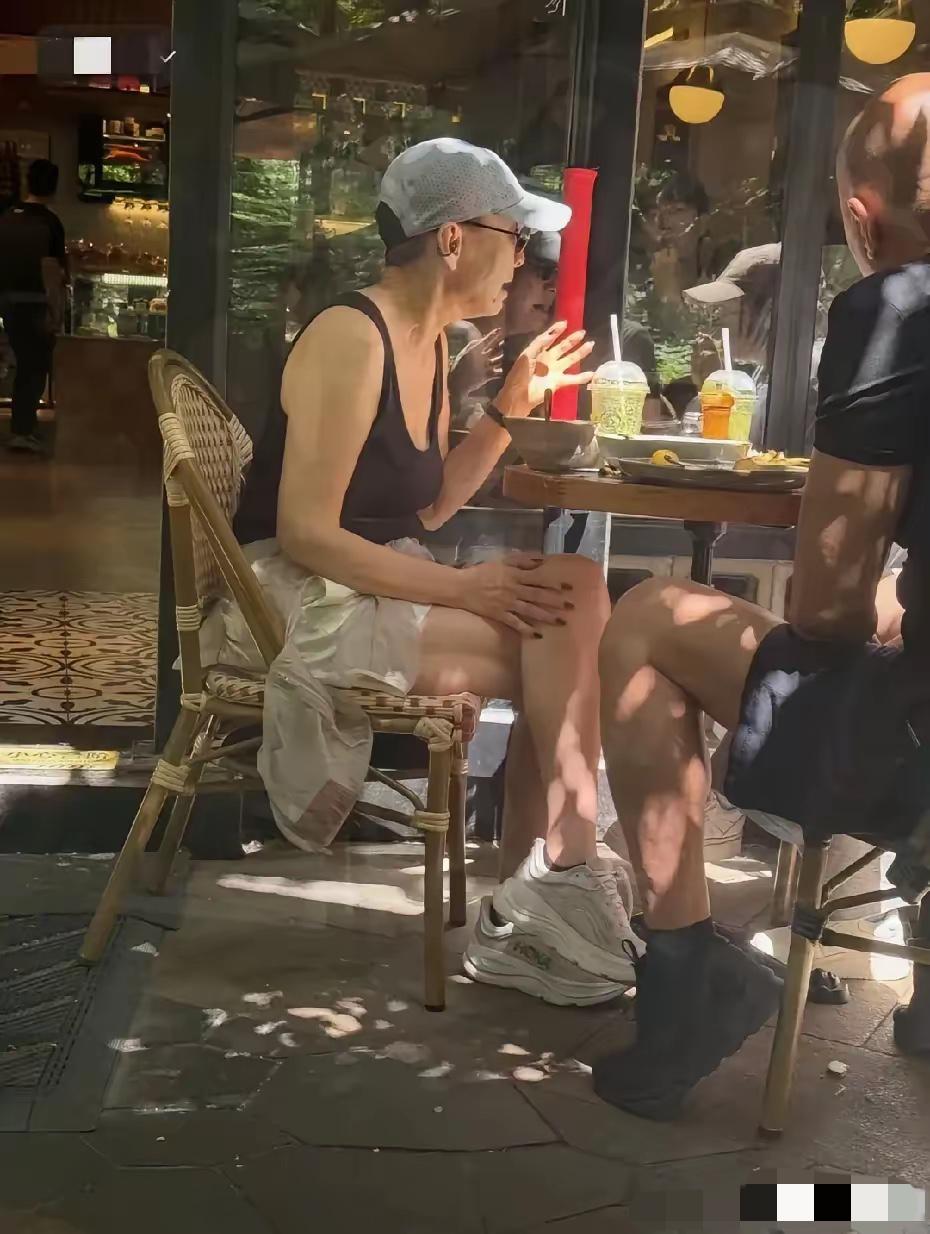 别再盯着小花的机场秀了，66岁的宋丹丹才叫真正的“审美觉醒”！
        