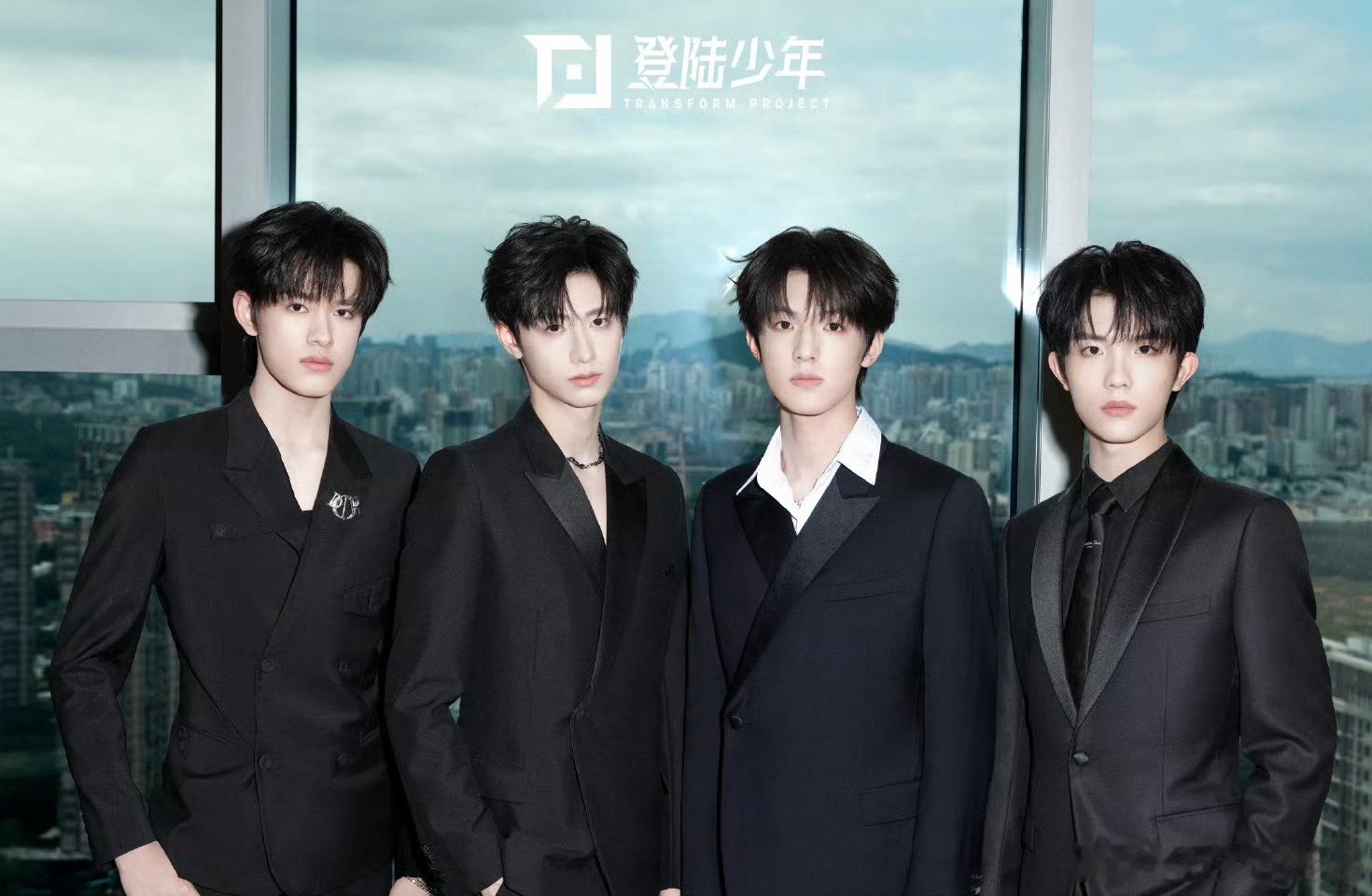 登陆少年出席金鸡奖  登陆少年出席金鸡奖啦，期待今晚的舞台[举花铃]全员正装lo