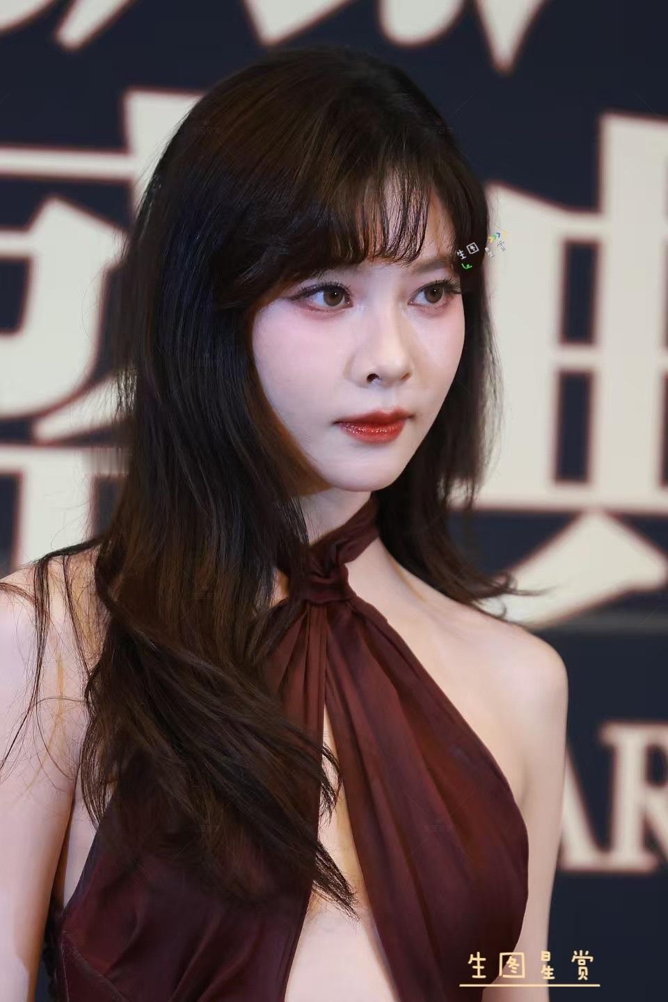 宋妍霏搜狐时尚盛典出图空气刘海CC，多了份温婉柔美宋妍霏风格大变宋妍霏