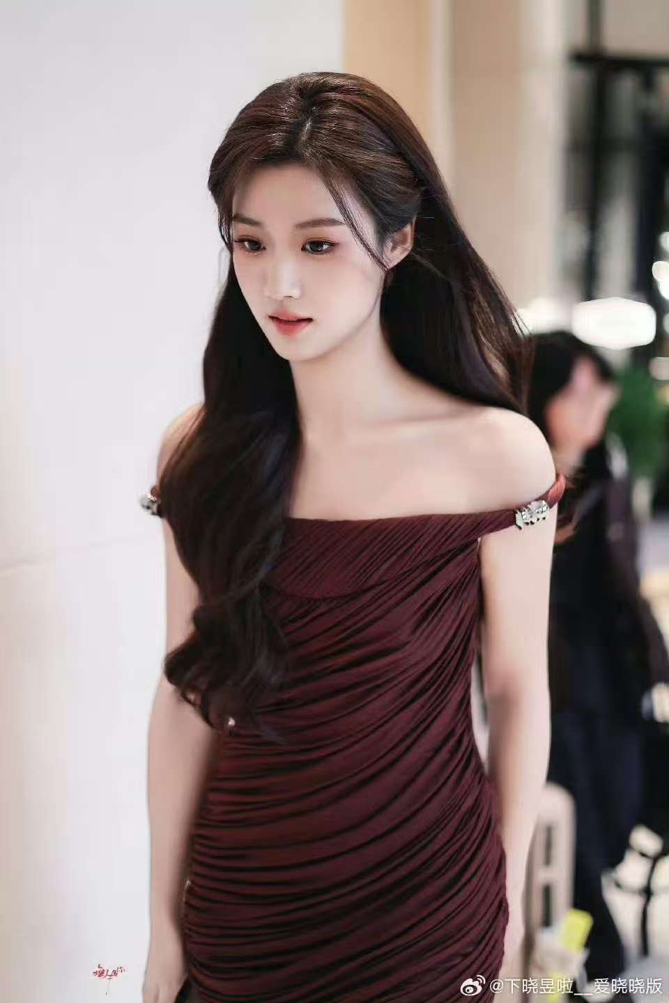 卢昱晓一字肩棕裙，爱了，