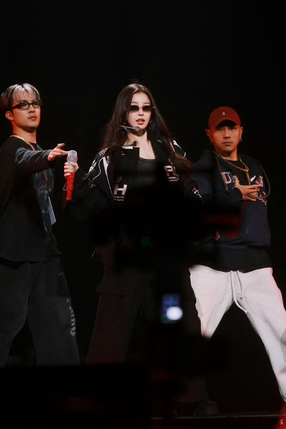 虞书欣工作室分享了彩排图演出顺利！！！虞书欣双轨