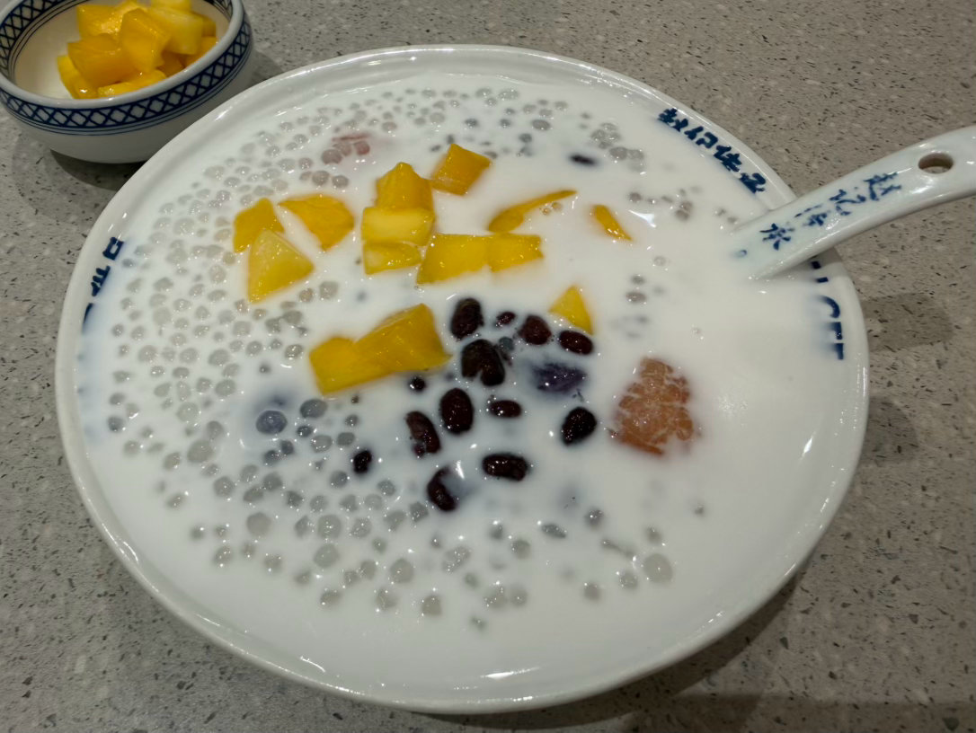 今天母亲节，儿子请我们吃广式甜品。在广州的时候每天必去打卡。实际是他很想吃，那我