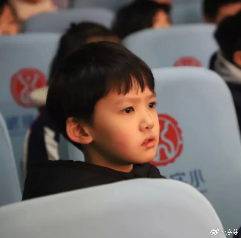 张奕然高会评论区全是中考知识点 哇塞，张奕然高会评论区简直成了中考知识宝库！粉丝