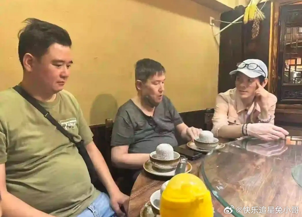 郭碧婷爸爸晒出一家9口大合照，大女婿向佐这次没缺席。不得不说，向佐这长相放在娱乐