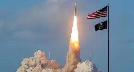 飞船奔月球，30小时后的直播中，四人承认了自己的内心难以平静，深空厕所故障，设备