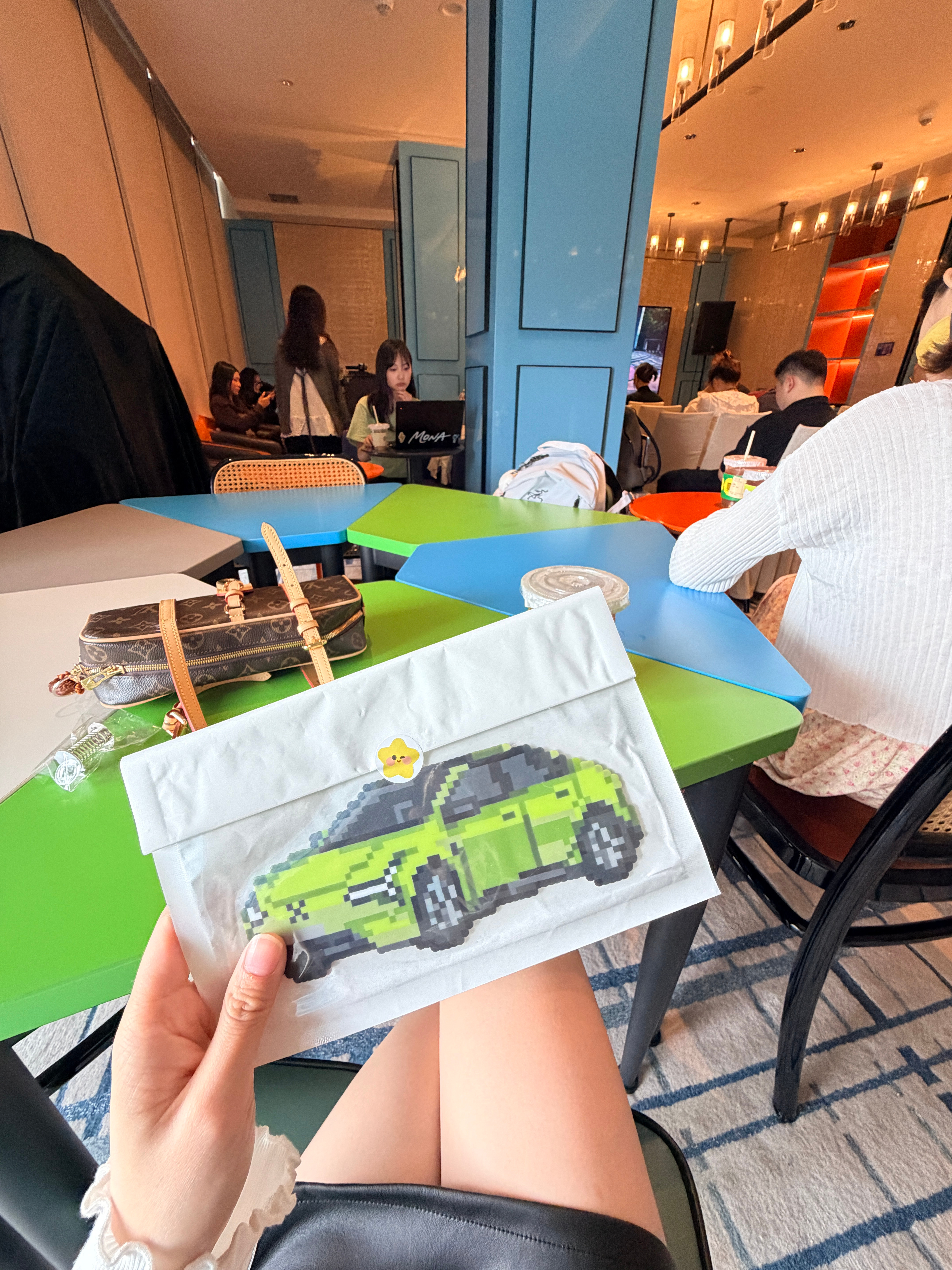 赶上啦赶上啦~待会试26款的小鹏MONA M03新色超好看！！等我po图~ 