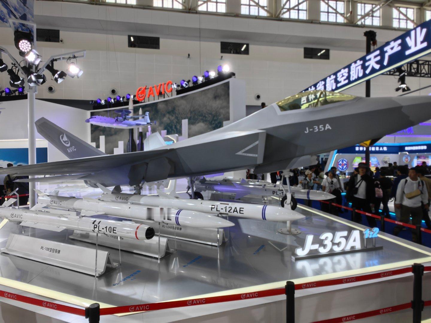 长春歼-35A和与外贸空射武器，包括一枚LD-8A反辐射弹长春航空展空军航空开放