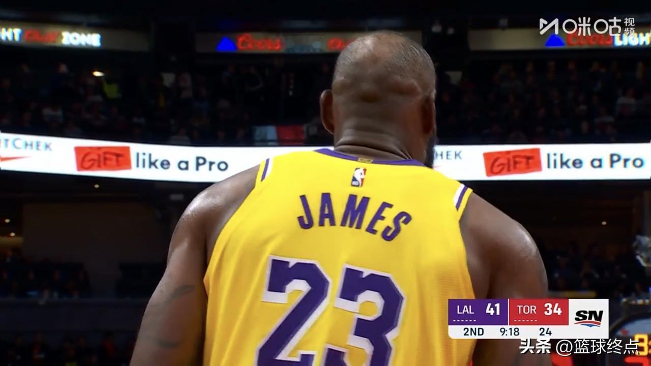 东契奇缺阵、湖人队詹姆斯和里夫斯带队客场挑战猛龙队，詹姆斯第一节5中0仅仅得到0