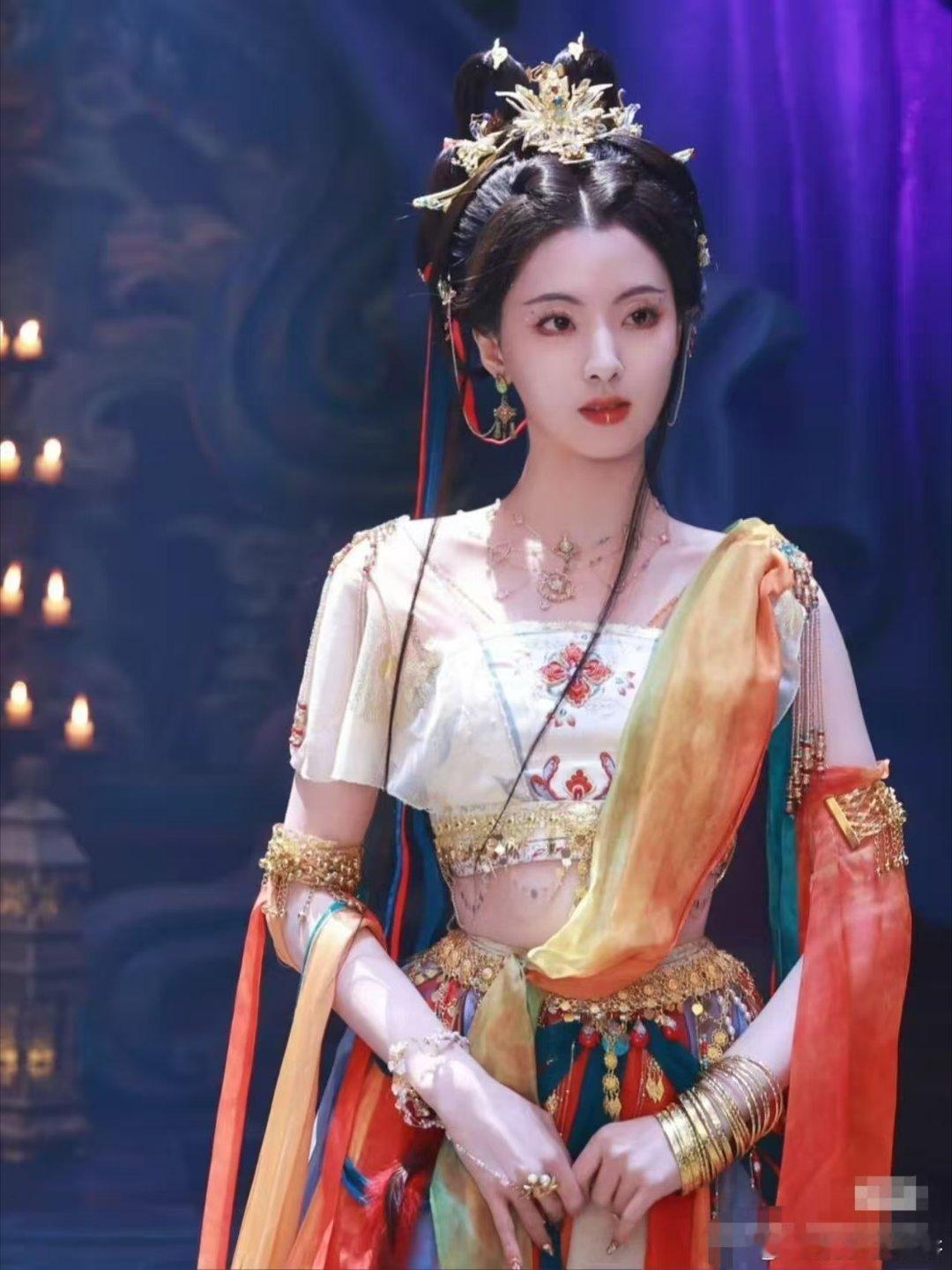 何子怡 内娱00花妆造卷起来了 星光大赏出图惊艳全场，银色金属抹胸网纱裙搭配荆棘