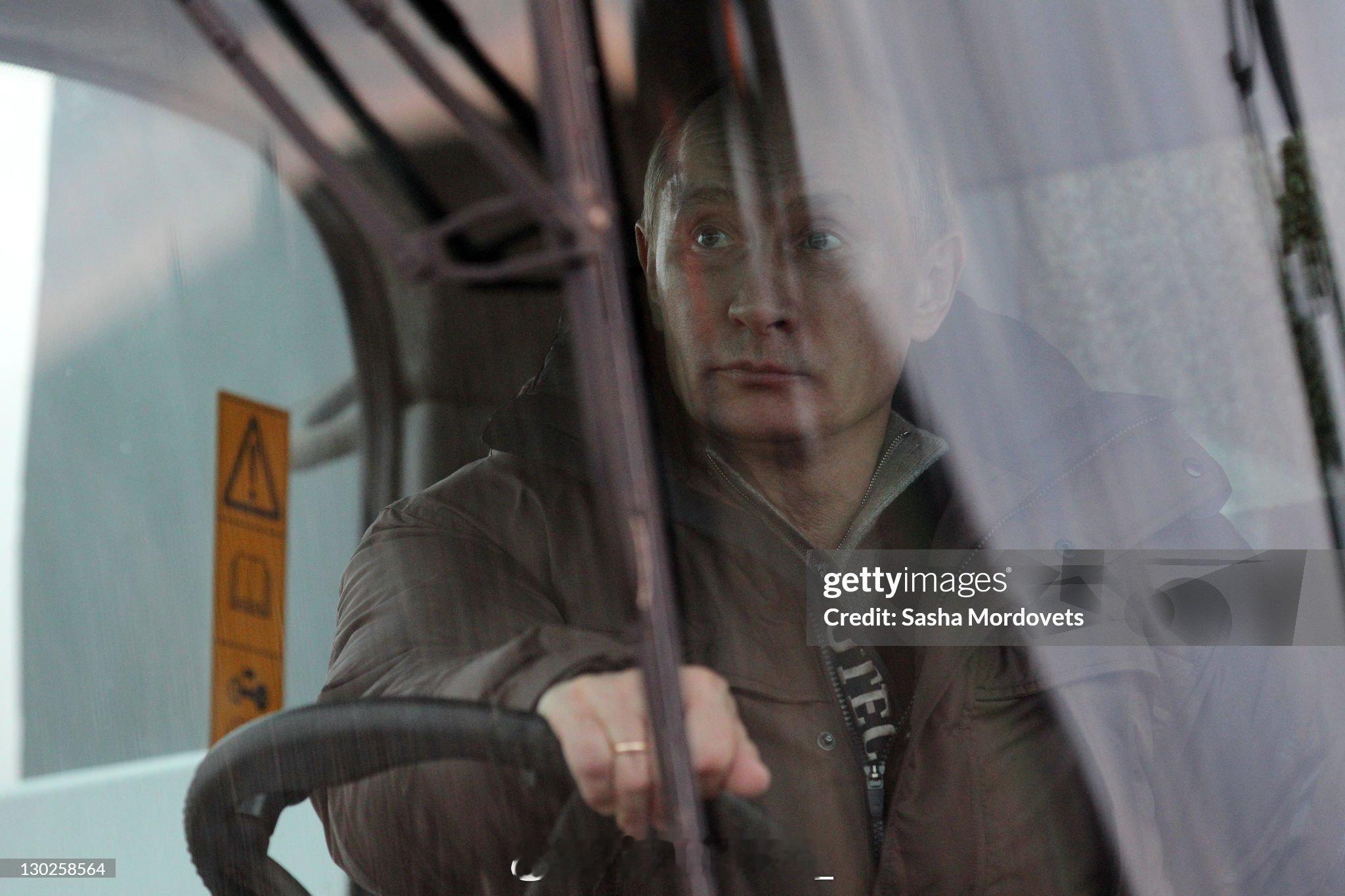 瓦洛佳小朋友  开收割机的普师傅