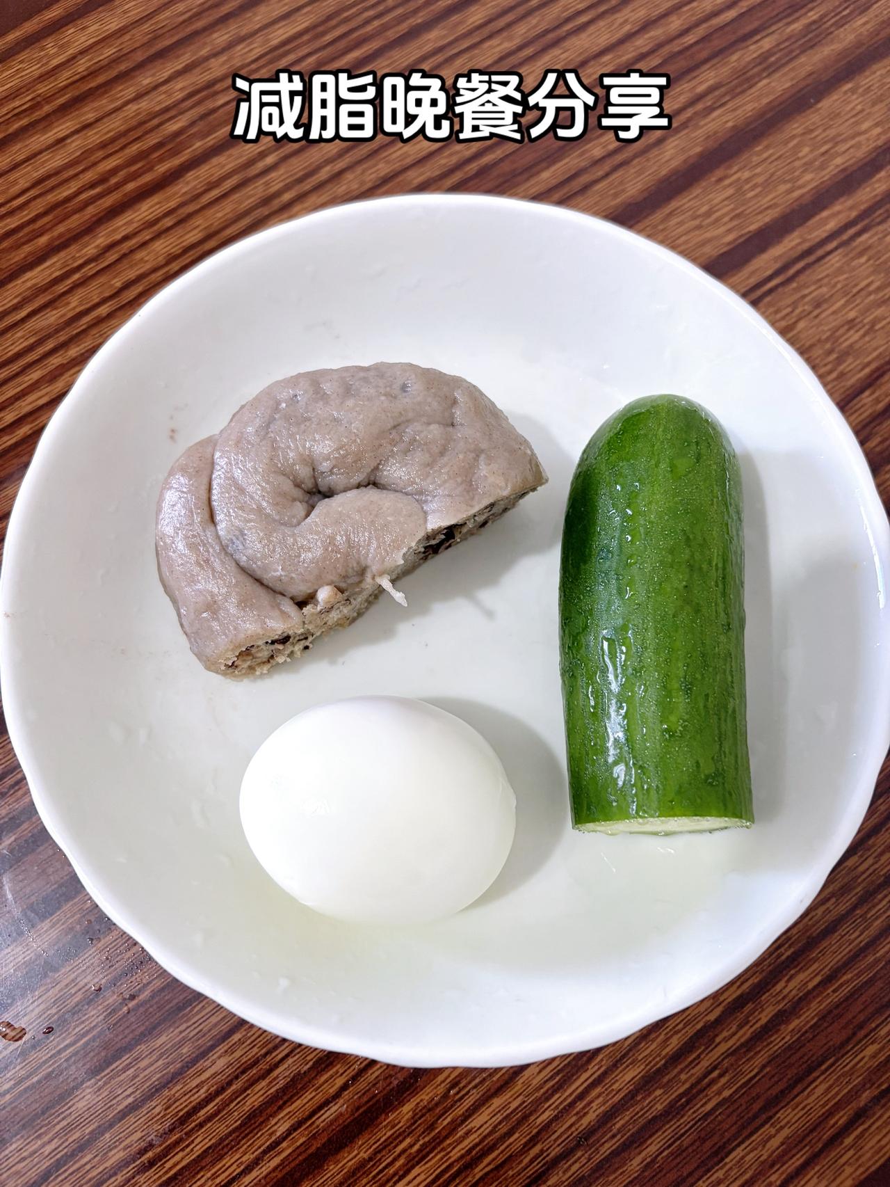 吃晚餐了，姐妹们，今天吃红豆荞麦馒头+鸡蛋+黄瓜