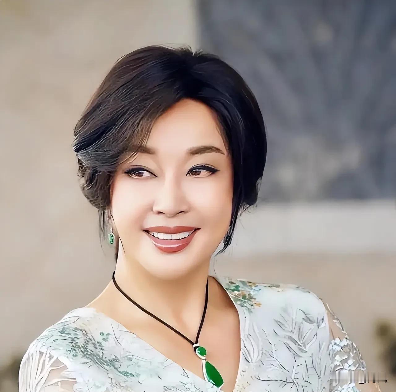 真是不查不知道，一查吓一跳！
原以为刘晓庆身家过亿，在北京住着4000平豪宅，7