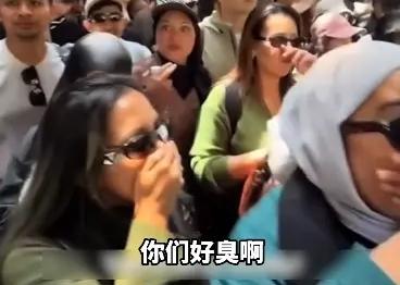 马来西亚女子来到中国旅游的时候，故意说到周围的中国人身上很臭，使得她一下子就出名