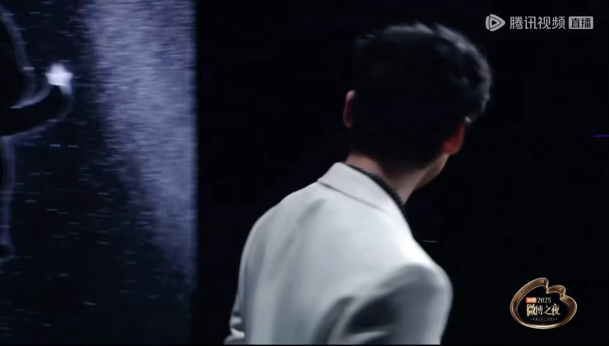 白敬亭微博之夜红毯对着镜头飞吻😘王子太帅了 