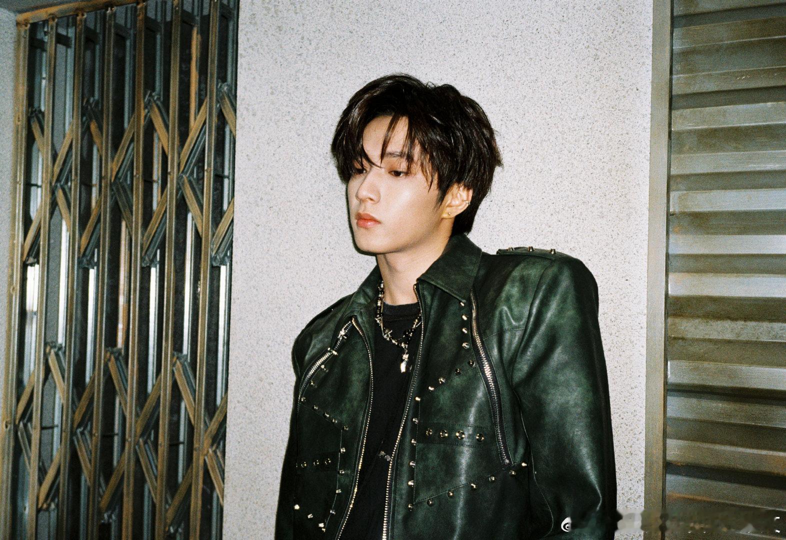 刘耀文皮衣怼脸照 刘耀文皮衣怼脸照有好直给的帅气，每一个角度都是无可挑剔的完美呀