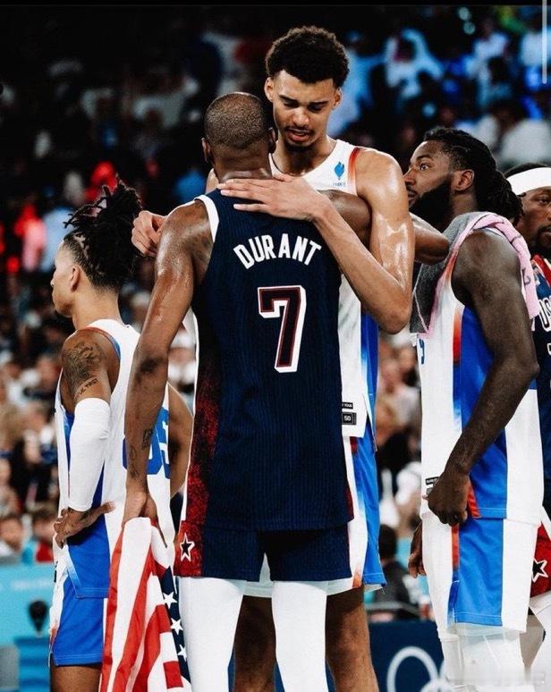 文班：“凯文·杜兰特一直是我从小到大最喜欢的球员。” 休斯顿火箭