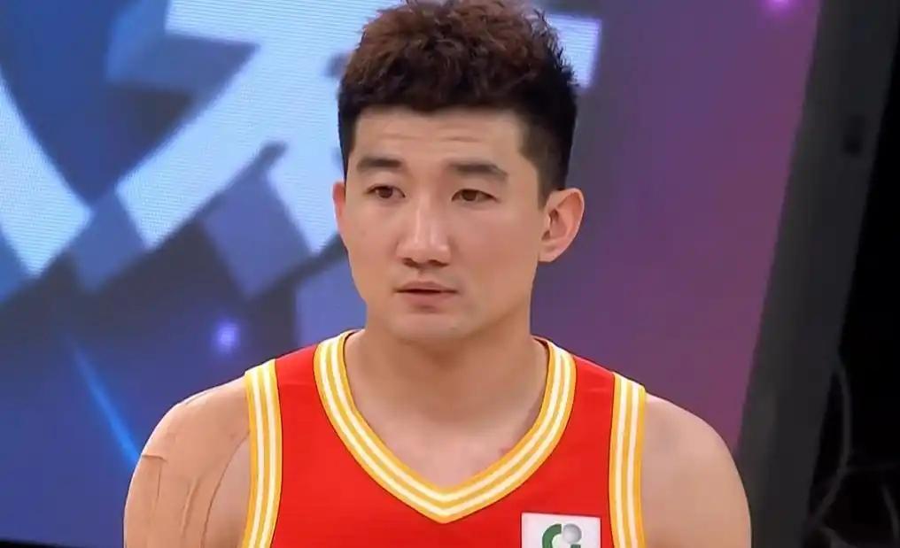 CBA总决赛第3场，广厦回到主场迎战上海队，已经0-2落后的他们输不起了，不过在