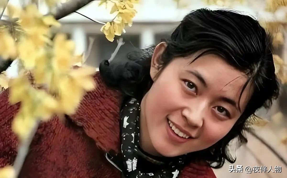 倪萍年轻时漂亮，却也真“蔫坏”？她自曝整蛊王刚，大冬天爬好几层楼见粉丝。结果王刚