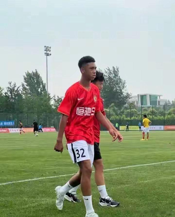 国足中卫未来十年最强组合“黑风双煞”，由张洪福搭档黄晟豪。二人都是混血球员，身体
