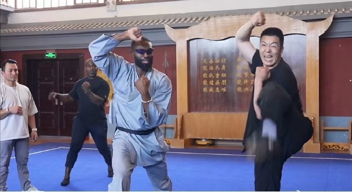 🤔效仿文班亚马？杰伦-布朗在少林寺参观和习武杰伦布朗中国行NBA总决赛马刺vs