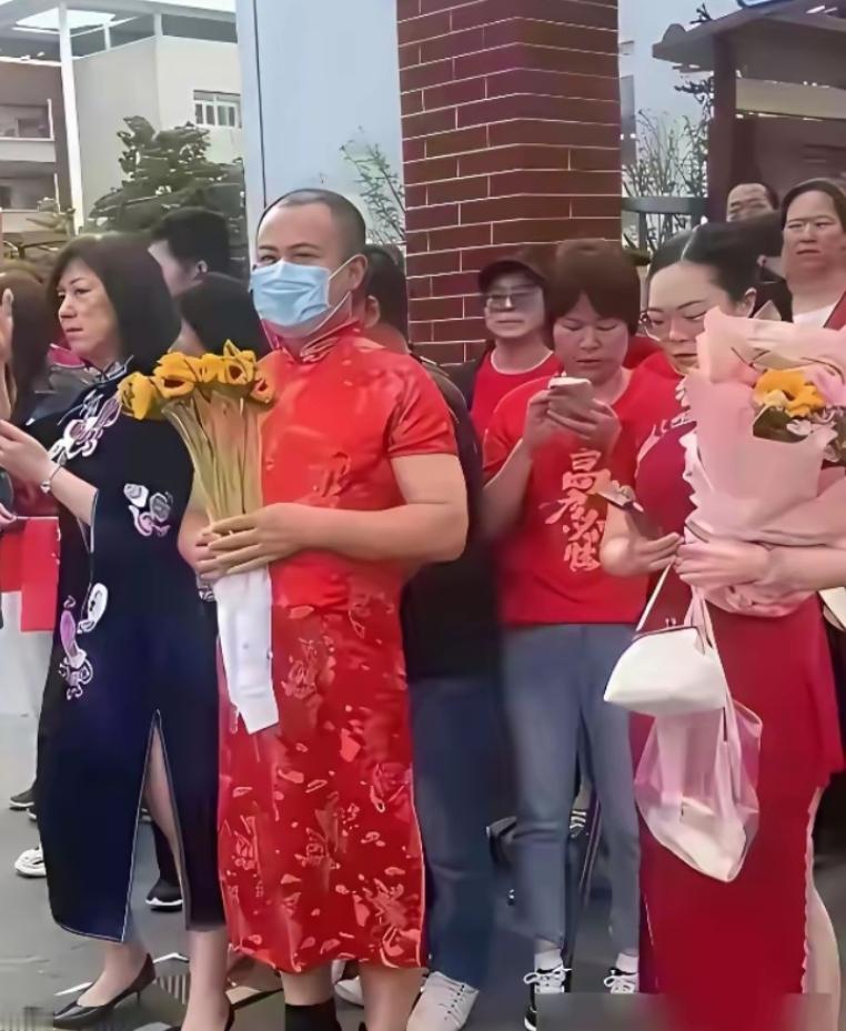 如此招摇过市，真的合适吗？

每年的高考，考场外的众生相总能引来很多与考试无关的
