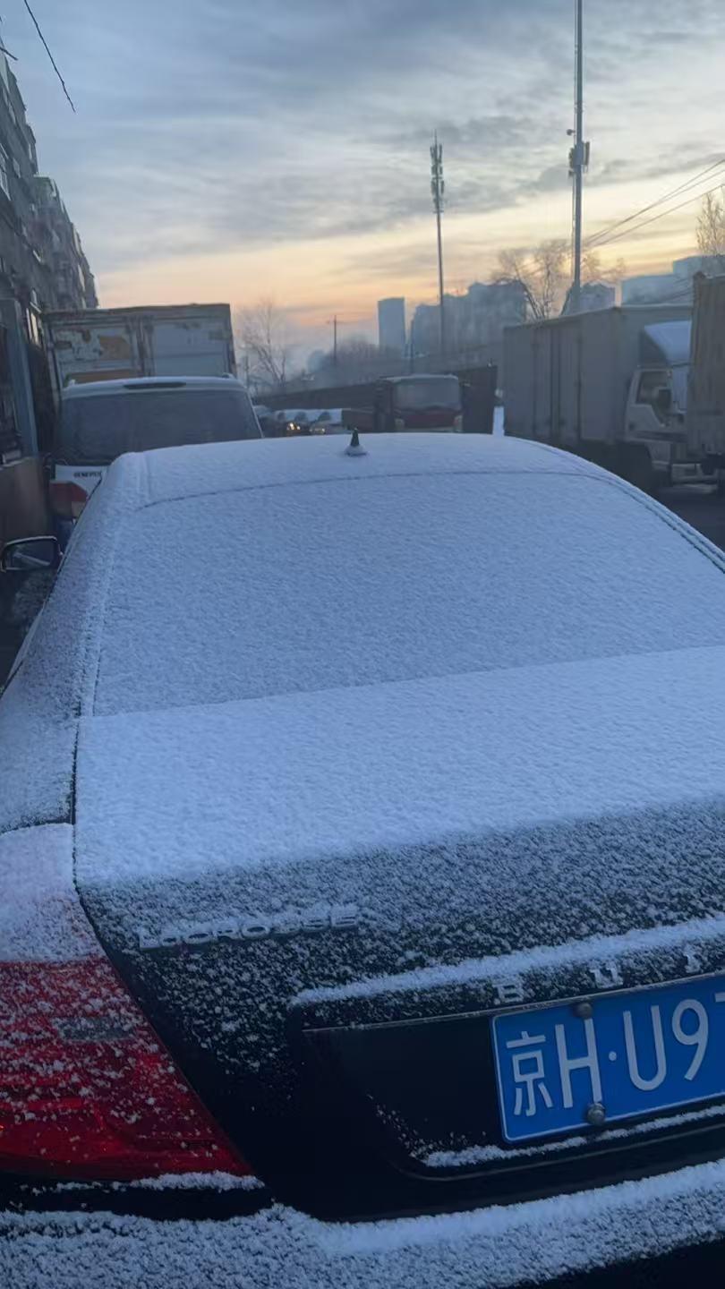 早晨起来遛狗发现一片白色世界，没看到预报报道有雪啊！
瑞雪兆丰年，好美好兆头。[