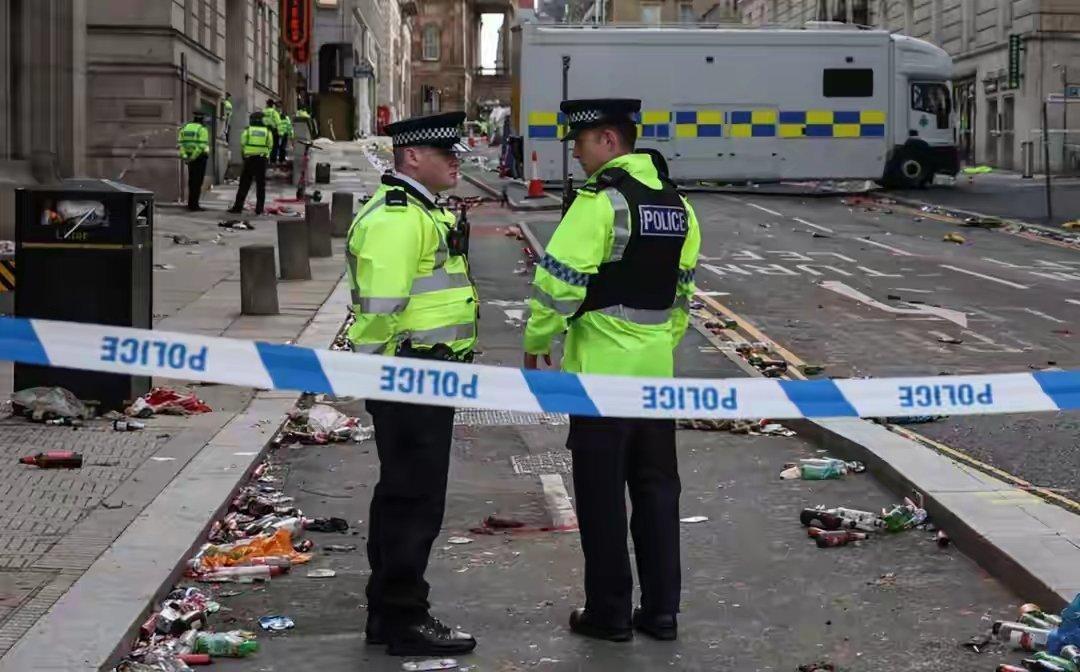 移英港人终于又拾起了他们在香港的看家本领，来到英国伦敦市中心的街头，愤怒抗议英政