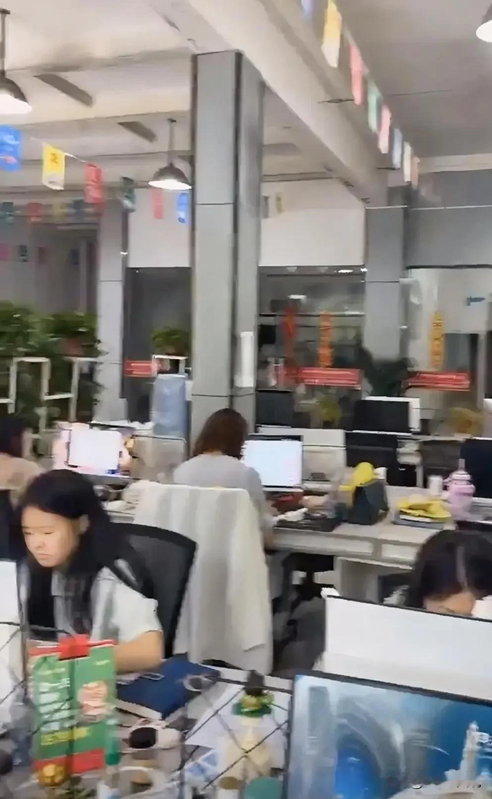 作为一个hr,虽然我们也承认：学历不等于能力，但是在筛选简历的时候，我们还是习惯